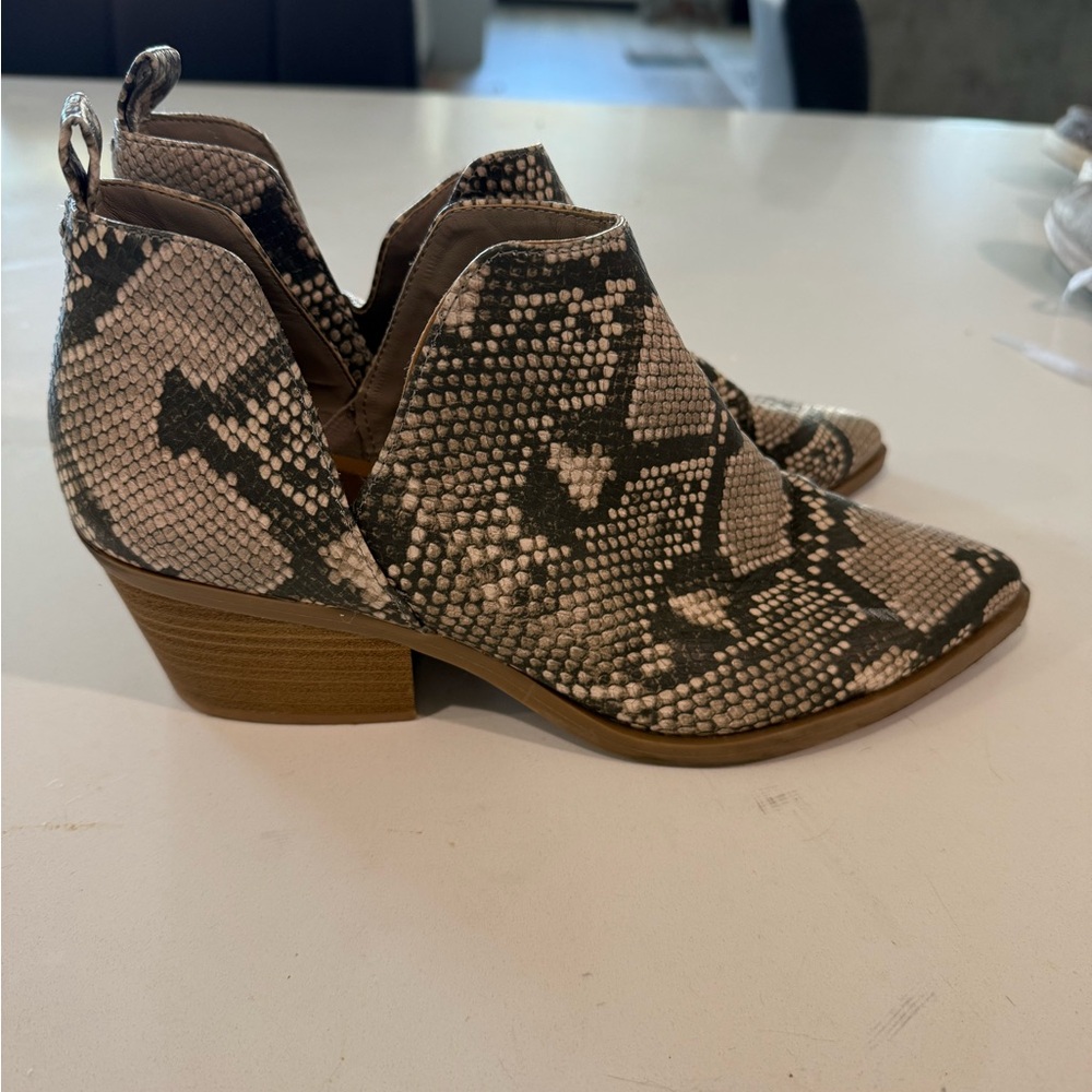Universal Thread Snakeskin Ankle Booties